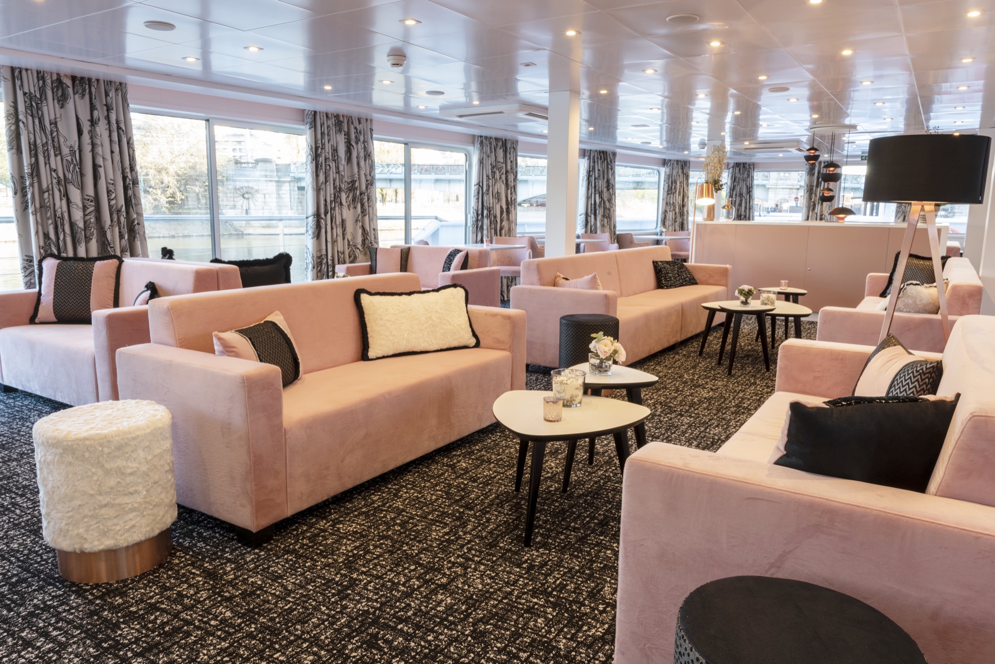 CroisiEurope MS Renoir Salon Bar 4.jpg